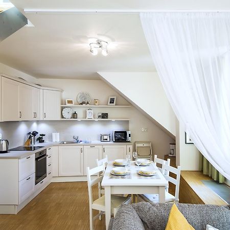 Modern Apartment Charvátova Praag Buitenkant foto