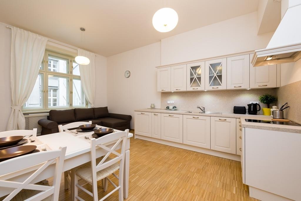 Modern Apartment Charvátova Praag Buitenkant foto