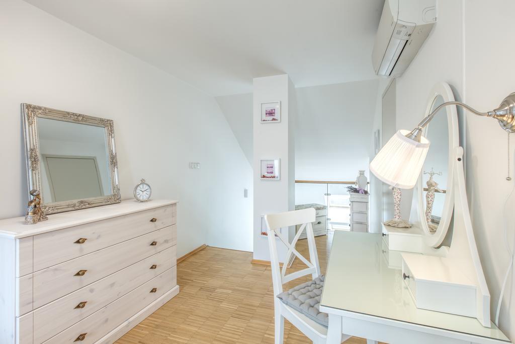 Modern Apartment Charvátova Praag Buitenkant foto