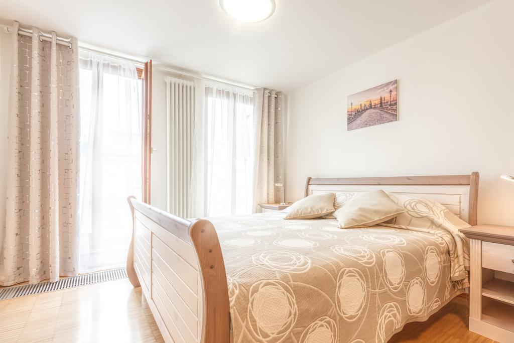 Modern Apartment Charvátova Praag Buitenkant foto