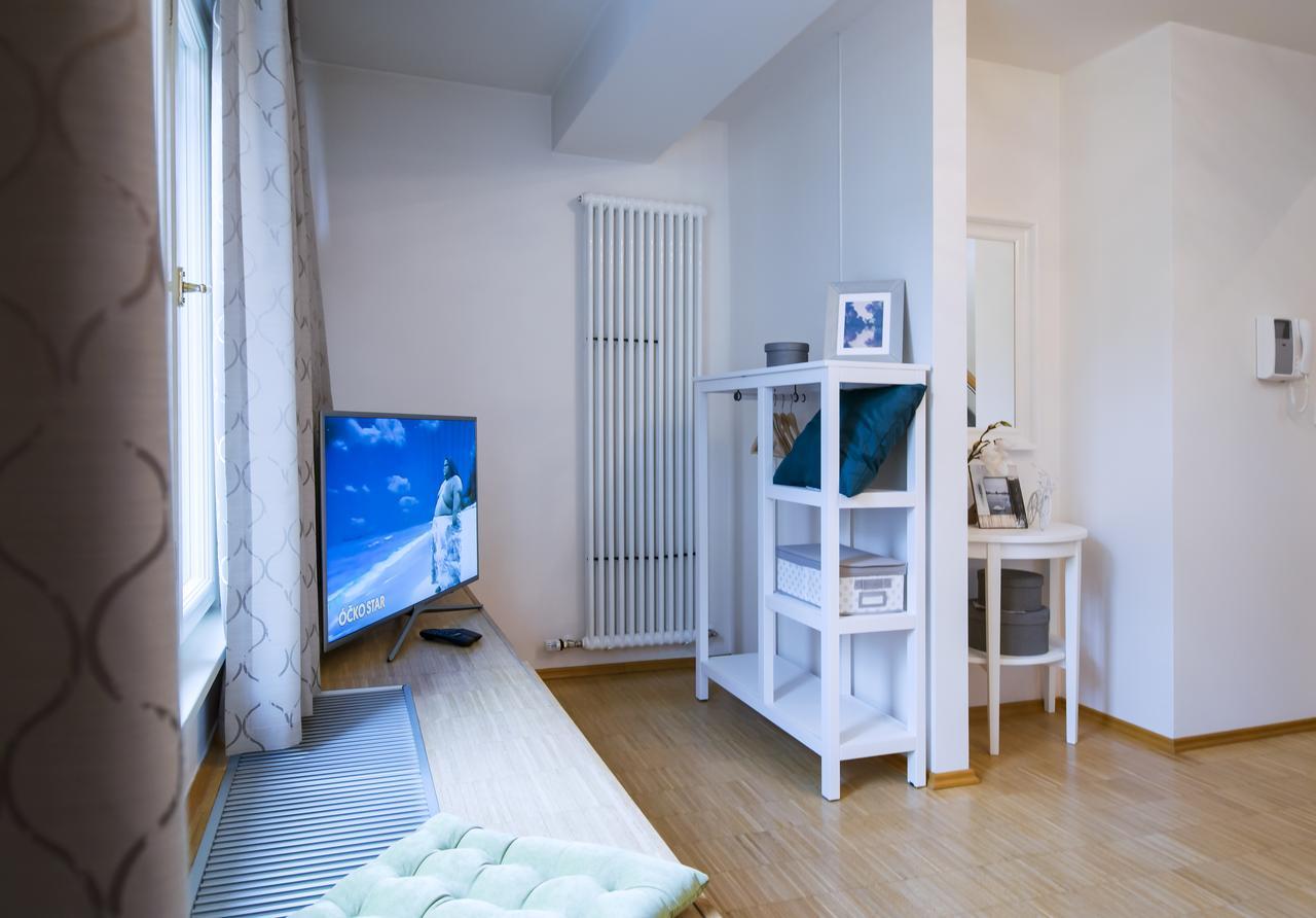 Modern Apartment Charvátova Praag Buitenkant foto