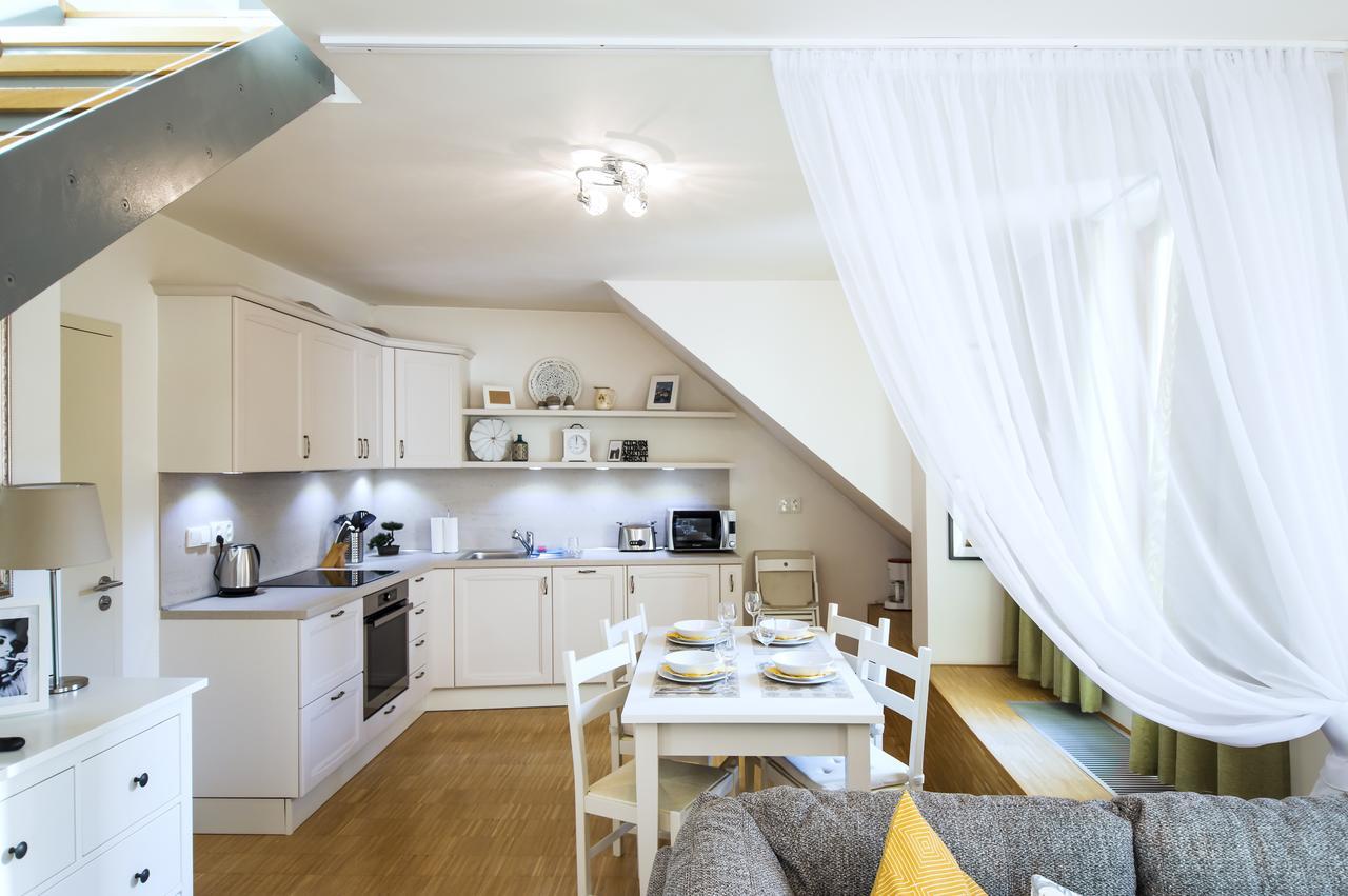 Modern Apartment Charvátova Praag Buitenkant foto