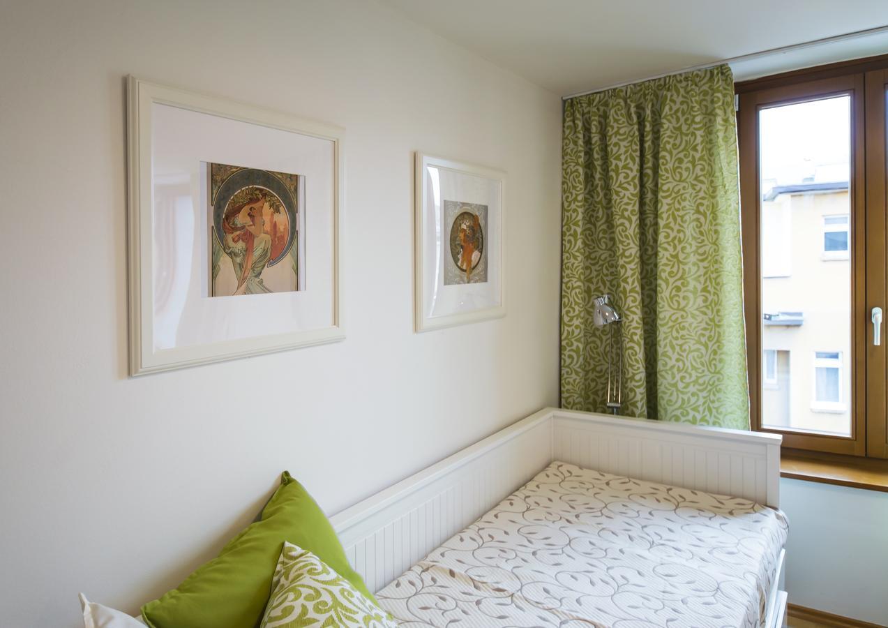 Modern Apartment Charvátova Praag Buitenkant foto