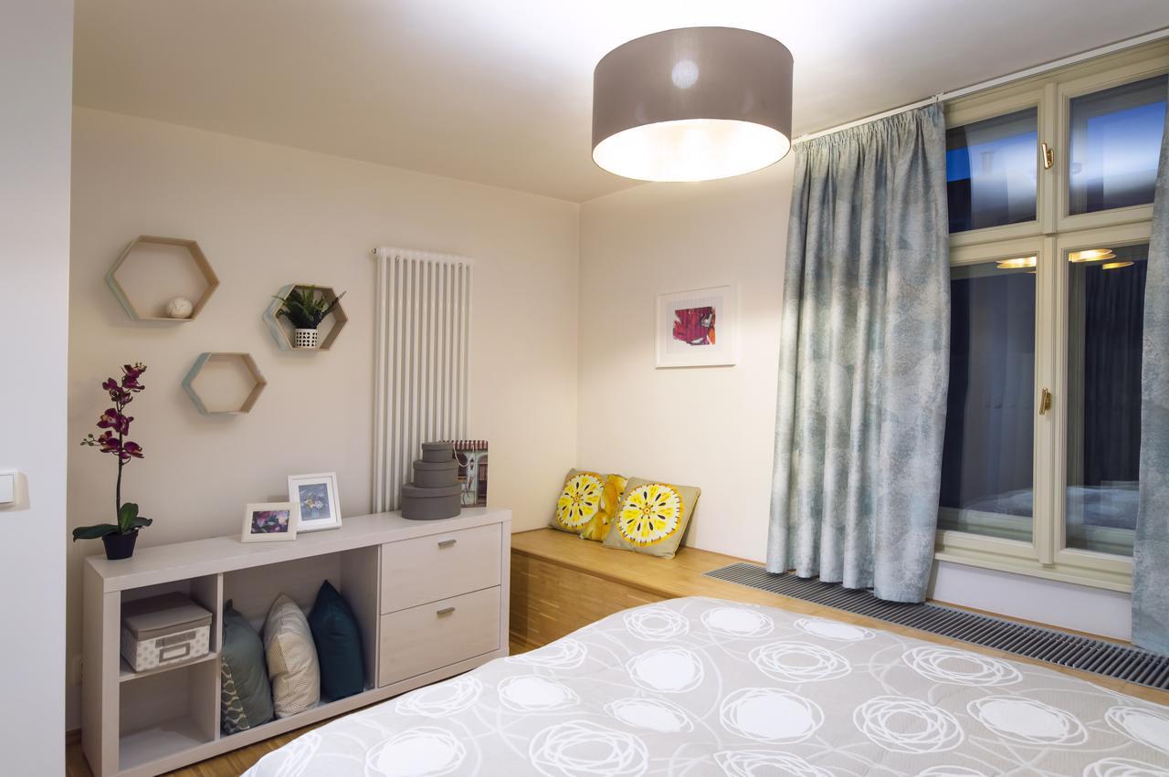 Modern Apartment Charvátova Praag Buitenkant foto