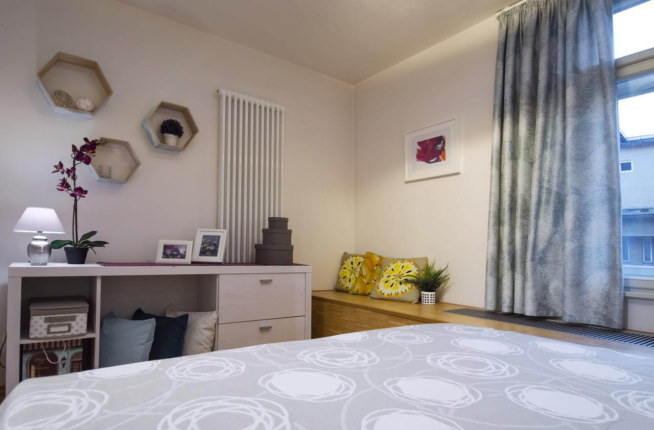 Modern Apartment Charvátova Praag Buitenkant foto