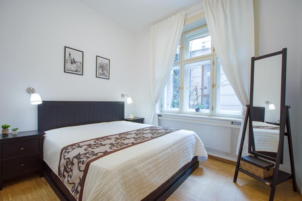 Modern Apartment Charvátova Praag Buitenkant foto
