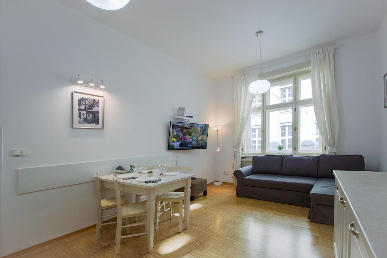 Modern Apartment Charvátova Praag Buitenkant foto