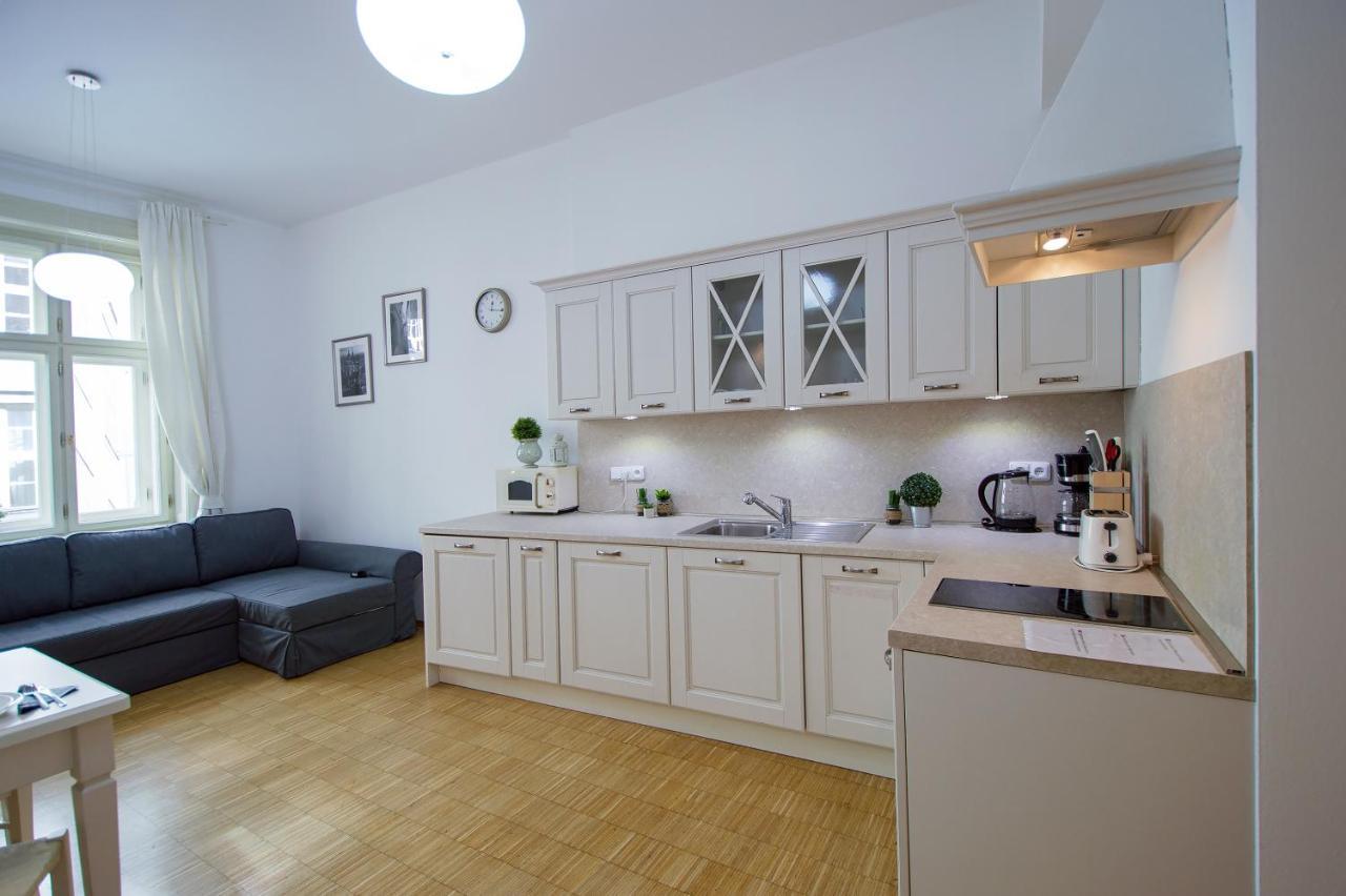 Modern Apartment Charvátova Praag Buitenkant foto