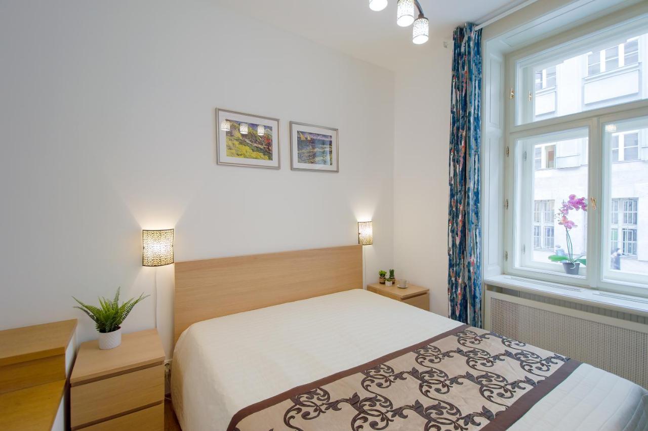 Modern Apartment Charvátova Praag Buitenkant foto